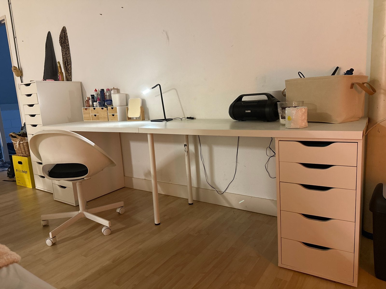 Groot bureau met ladeblokken en lichte gebruikssporen, Huis en Inrichting, Ophalen, Gebruikt, Met lades, Spaanplaat of MDF