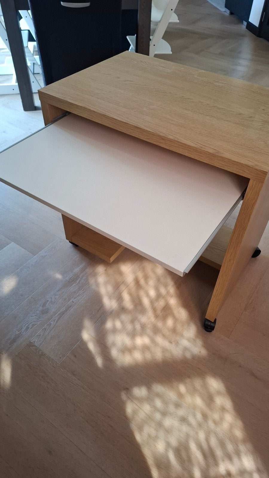 Compact bureau met uitschuifbaar plateau en wieltjes, Ophalen, Gebruikt, Hout, Bruin