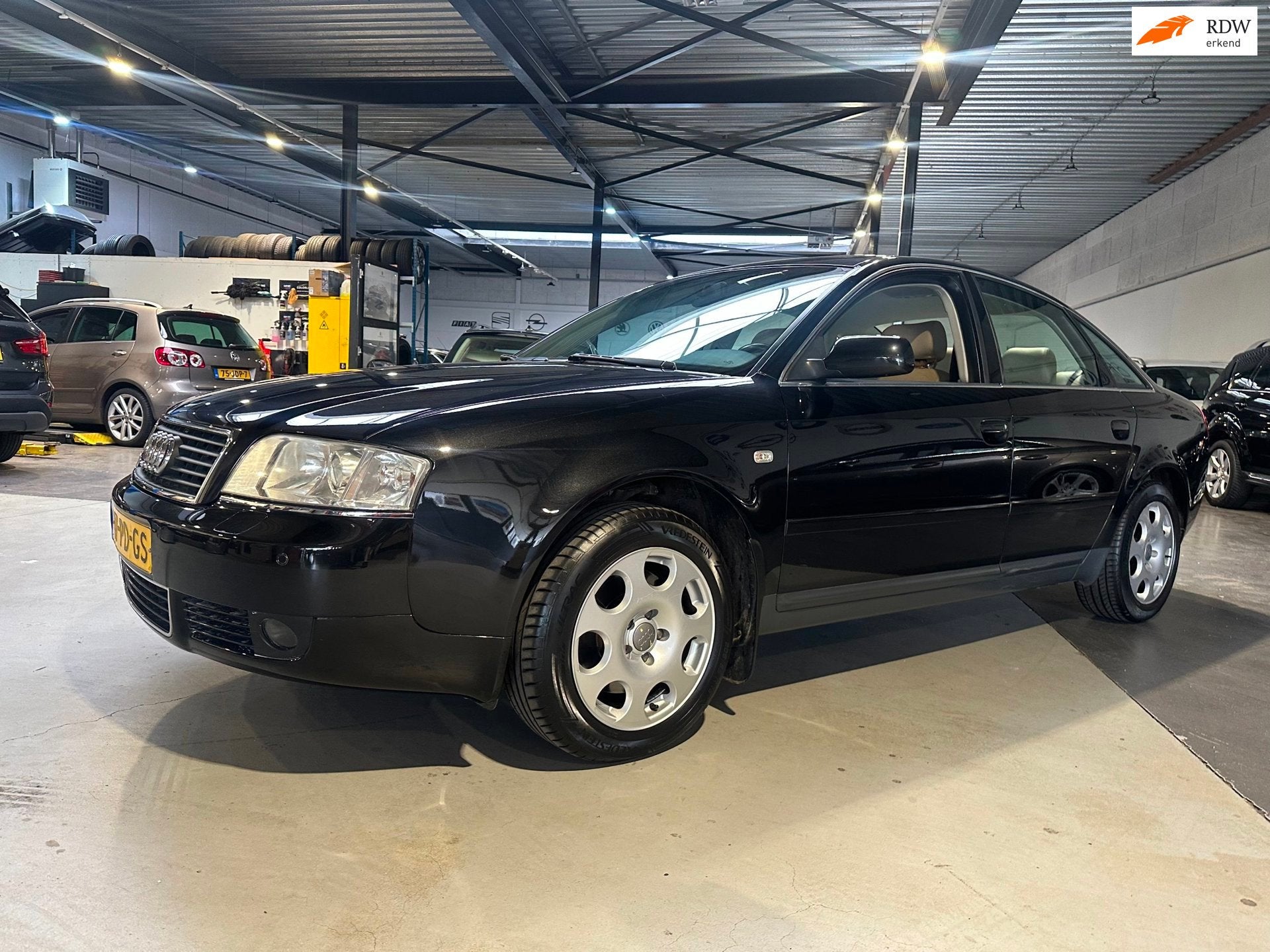 Audi A6 Limousine 2.4 Leder/xenon/trekhaak/Youngtimer/Apk nw, Auto's, 1490 kg, Gebruikt, Zwart, Bedrijf