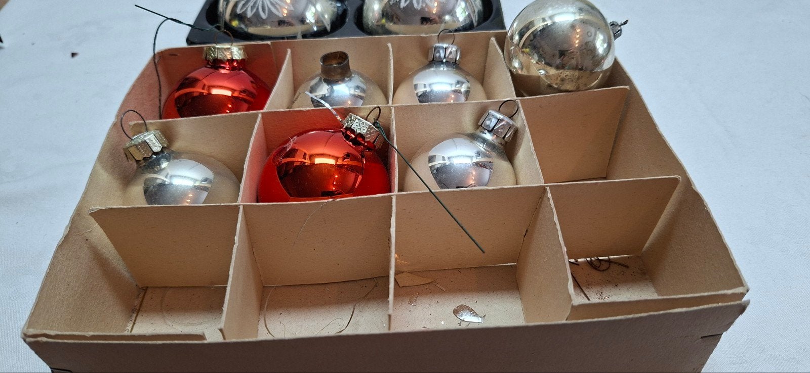 Vintage kerstballen zilver en rood van glas, Ophalen