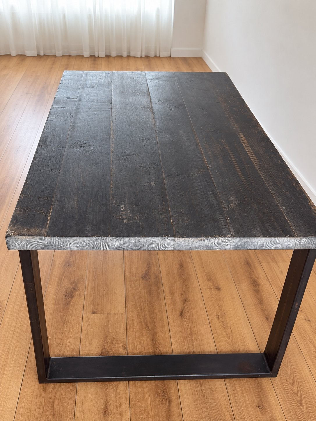 Zware tafel met zwarte metalen poten - Goede staat, Ophalen, 100 tot 150 cm, Zo goed als nieuw, Vier personen