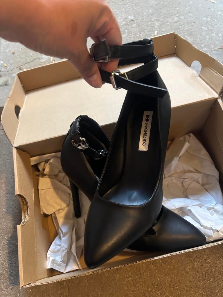 Even & Odd Zwarte hakken met dubbele gesp - Maat 38, Kleding | Dames, Ophalen of Verzenden, Zo goed als nieuw, Zwart, Schoenen met hoge hakken