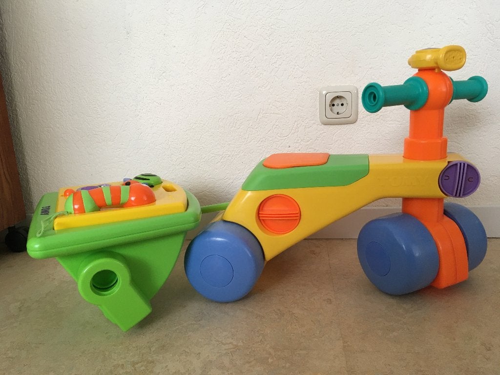Tomy - Play to Learn 2-in-1 Loopwagen/Driewieler + Aanhanger, Kinderen en Baby's, Speelgoed | Buiten | Voertuigen en Loopfietsen