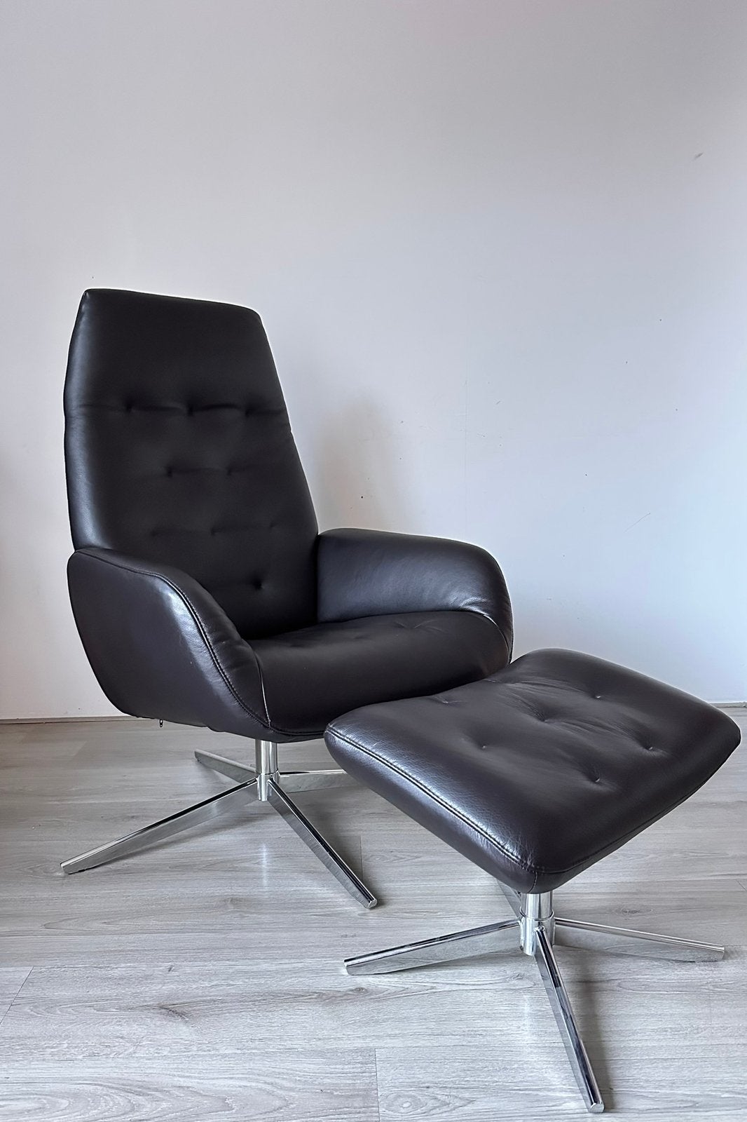 Montel design fauteuil met hocker, Huis en Inrichting, Fauteuils, Ophalen, Zo goed als nieuw, Leer, 50 tot 75 cm
