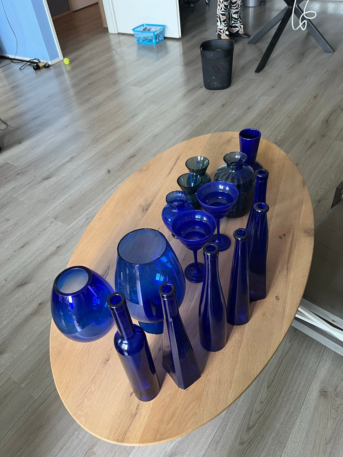 Diverse collectie blauwe vazen en glaswerk, Ophalen