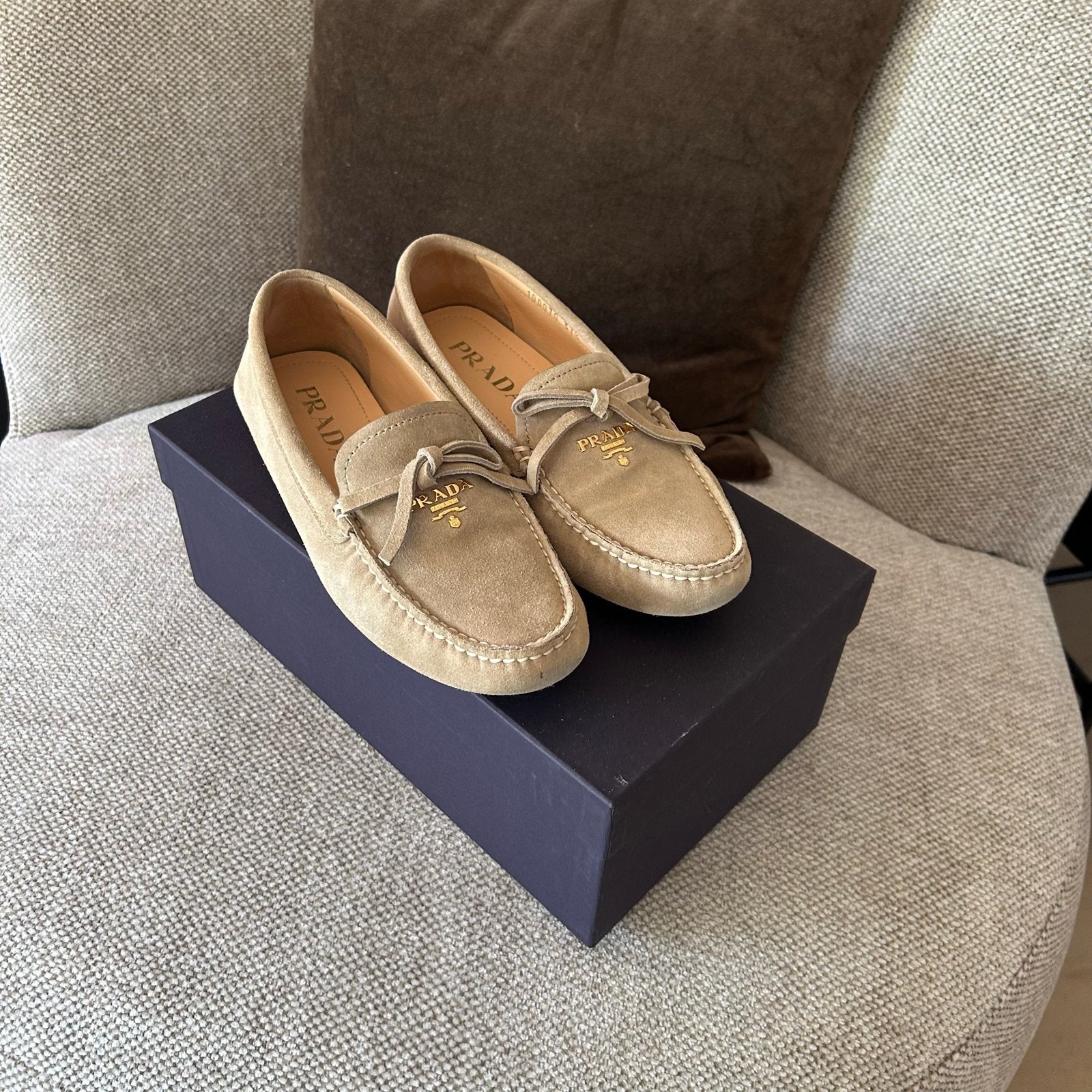 Prada mocassins - Maat 37,5, Kleding | Dames, Ophalen of Verzenden, Gedragen, Beige, Espadrilles of Moccasins