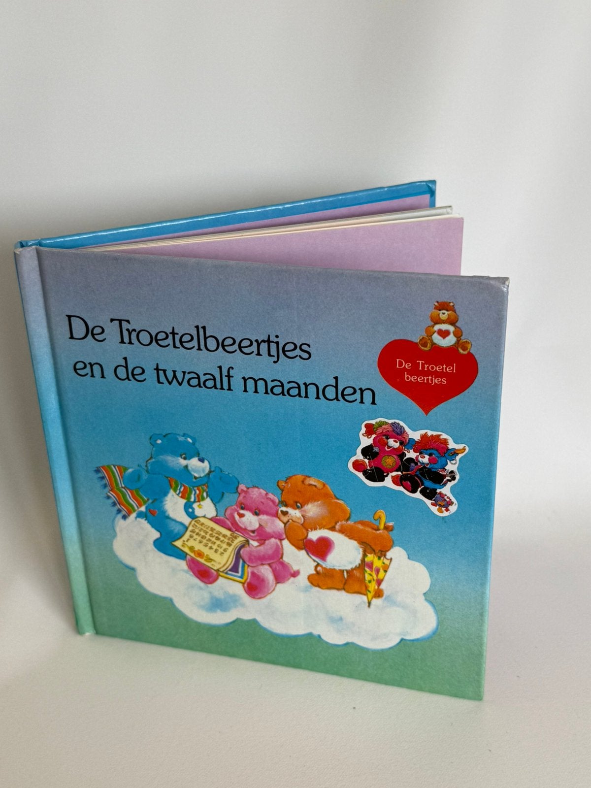 Kinderboek De troetelbeertjes en de twaalf maanden, Boeken, Kinderboeken | Kleuters, Ophalen of Verzenden, Zo goed als nieuw, Sprookjes
