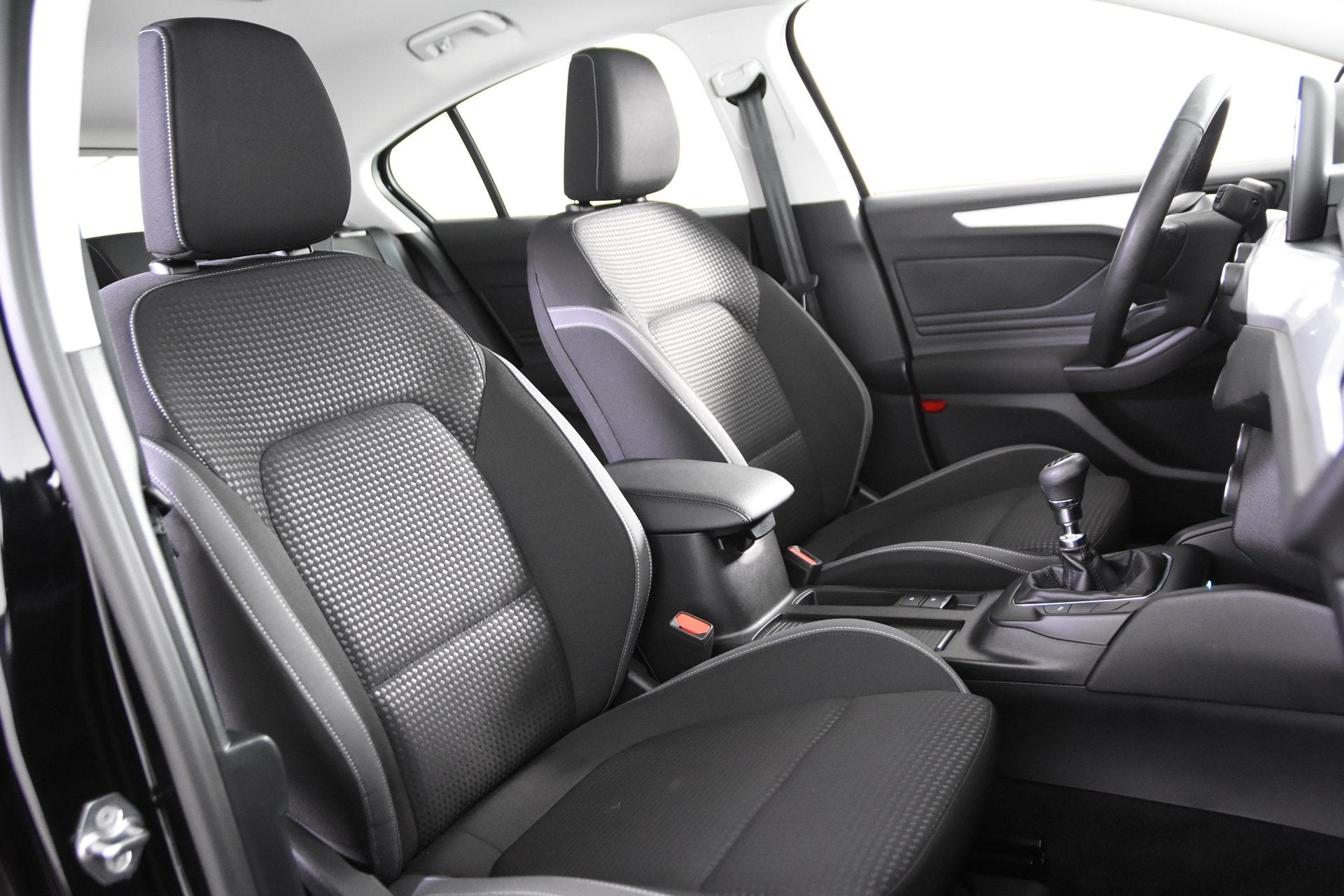 Ford Focus Hybrid *1ste Eigenaar*Navigatie*Stoelverwarming*C, Auto's, Dealer onderhouden, Stof, Gebruikt, Zwart