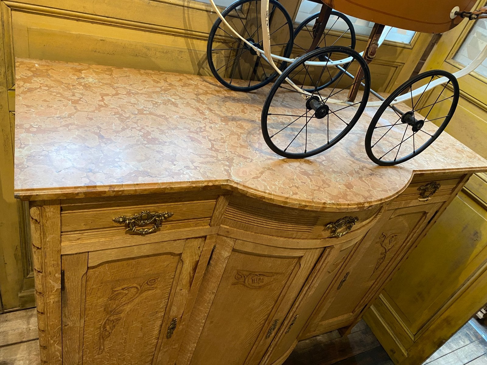 Landelijk Frans dressoir kast met marmer, Ophalen