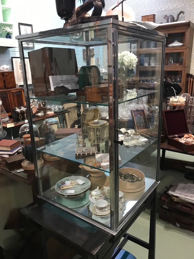Winkelvitrine gemaakt van verchroomd metaal en glas., Ophalen