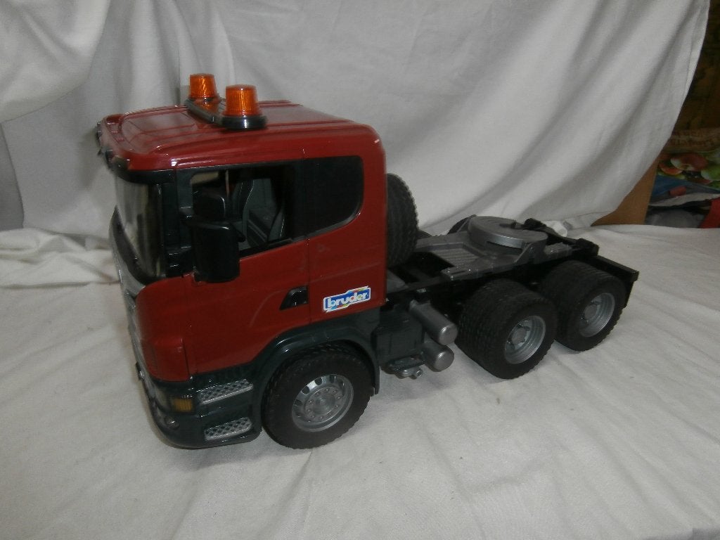 Bruder Scania R-560 of MAN TGA of Mack Granite trucks, Kinderen en Baby's, Ophalen, Zo goed als nieuw
