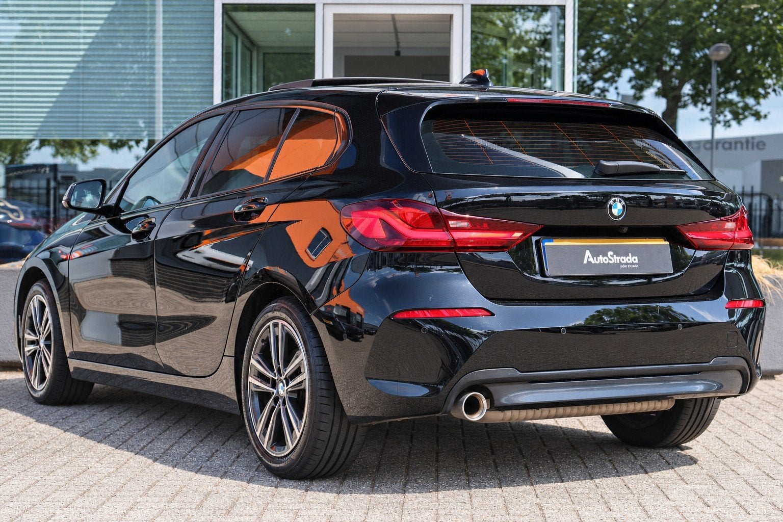 BMW 1-Serie (f40) 118i SportLine | Pano | Camera | LED | Vir, Auto's, Dealer onderhouden, 136 pk, Gebruikt, Met garantie (alle)