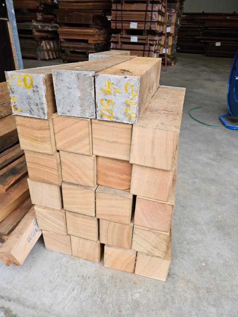 Diverse Pequia hardhouten blokken en paaltjes te koop., Ophalen, Palen, Nieuw, Hardhout