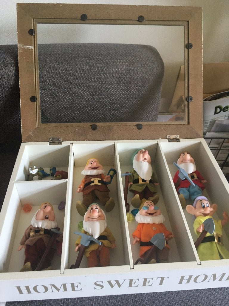 de 7 dwergen van sneeuw-witje netjes gekleed, Ophalen of Verzenden, Sneeuwwitje of Doornroosje, Zo goed als nieuw, Beeldje of Figuurtje