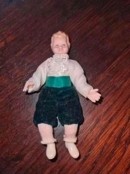 Caco porseleinen popje 8 cm, Verzamelen, Poppenhuizen en Toebehoren, Ophalen of Verzenden, Gebruikt