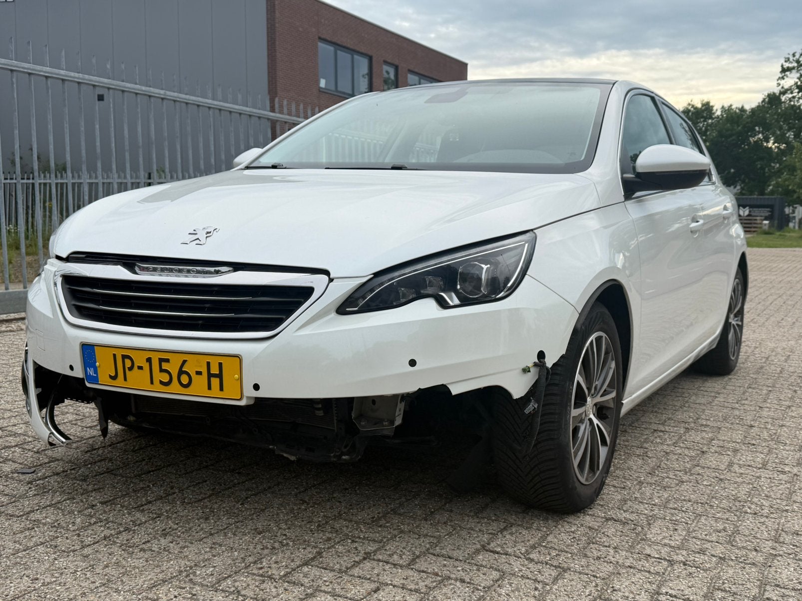 Peugeot 308 1.2E-THP 96/130 5-D AUT 2016 Wit, Auto diversen, Schadeauto's, 1199 cc, Wit, Benzine, Hatchback