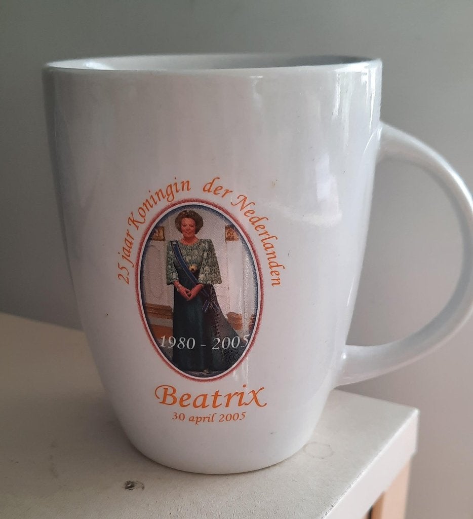 Beker/mok Beatrix 30 april 2005 - 25 jaar Koningin der neder, Ophalen of Verzenden, Zo goed als nieuw, Nederland, Servies