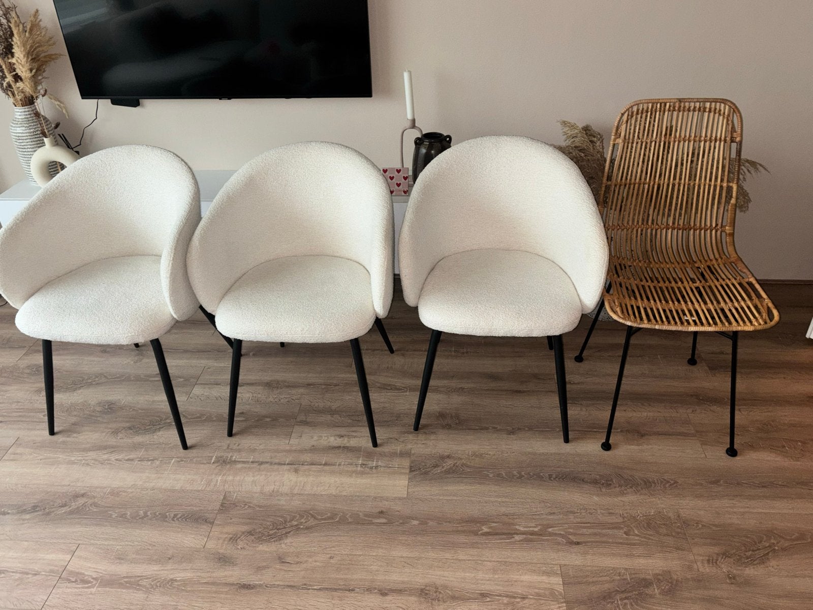 Set van 3 Bouclé Stoelen en 1 Rotan Stoel