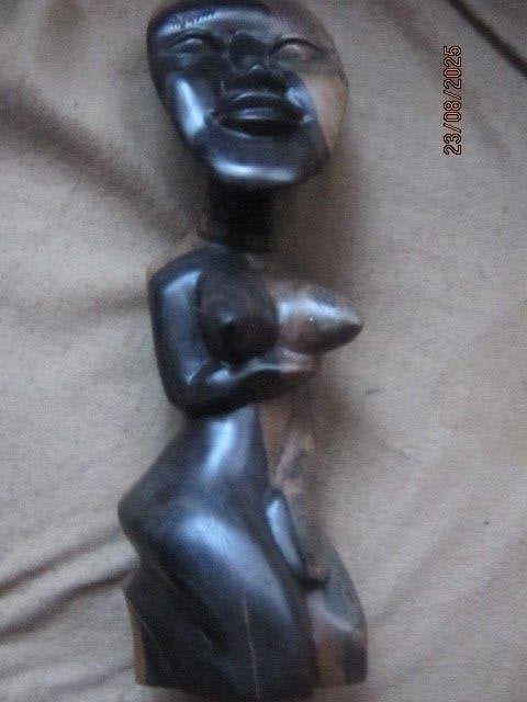 Mooi Houtgesneden knielend Beeldje Nigeriaanse vrouw, Overige herkomsten, Ophalen, Pop