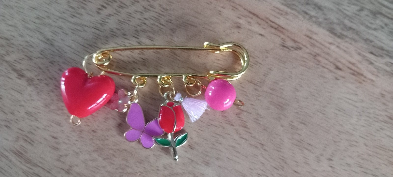 Leuke Broche met Bedels: Hart, Bloem, Kwastje, Sieraden, Tassen en Uiterlijk, Broches, Nieuw, Overige materialen, Rood, 4 tot 7 cm