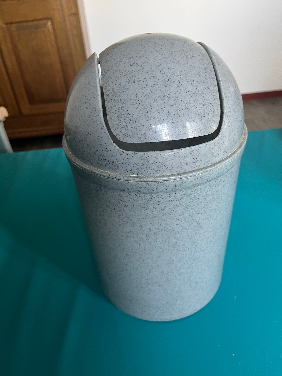 Kleine grijze prullenbak met zwenkdeksel, Kunststof, Gebruikt, Ophalen of Verzenden, Minder dan 10 liter