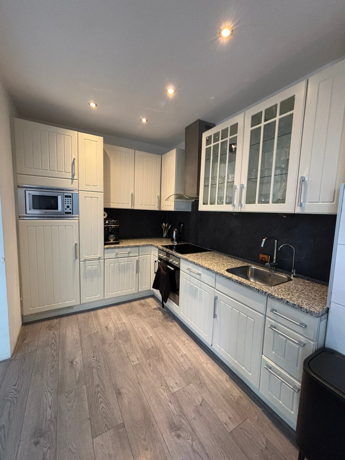 Complete L-vorm keuken 220 x 280 cm incl. apparatuur, Huis en Inrichting, Ophalen, Zo goed als nieuw, Graniet of Steen, Hoekkeuken
