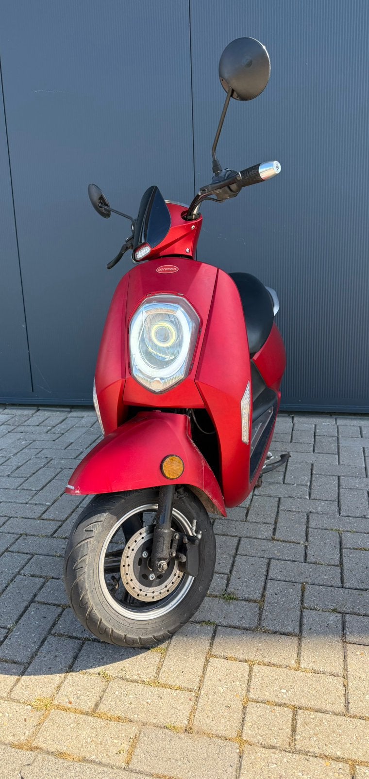 Elektrische bromscooter 45 km/u – Geel kenteken – Nonasso, Fietsen en Brommers, Ophalen, Zo goed als nieuw