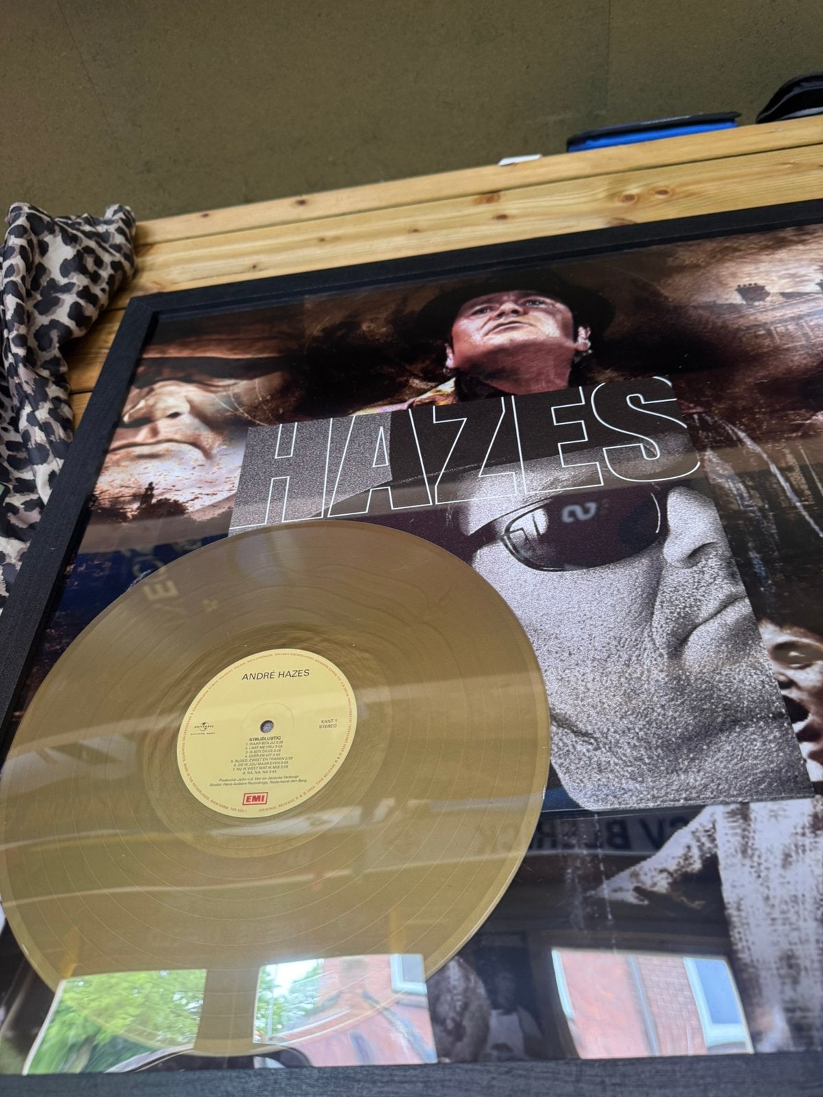 Hazes goud gekleurde plaat ingelijst, Verzenden