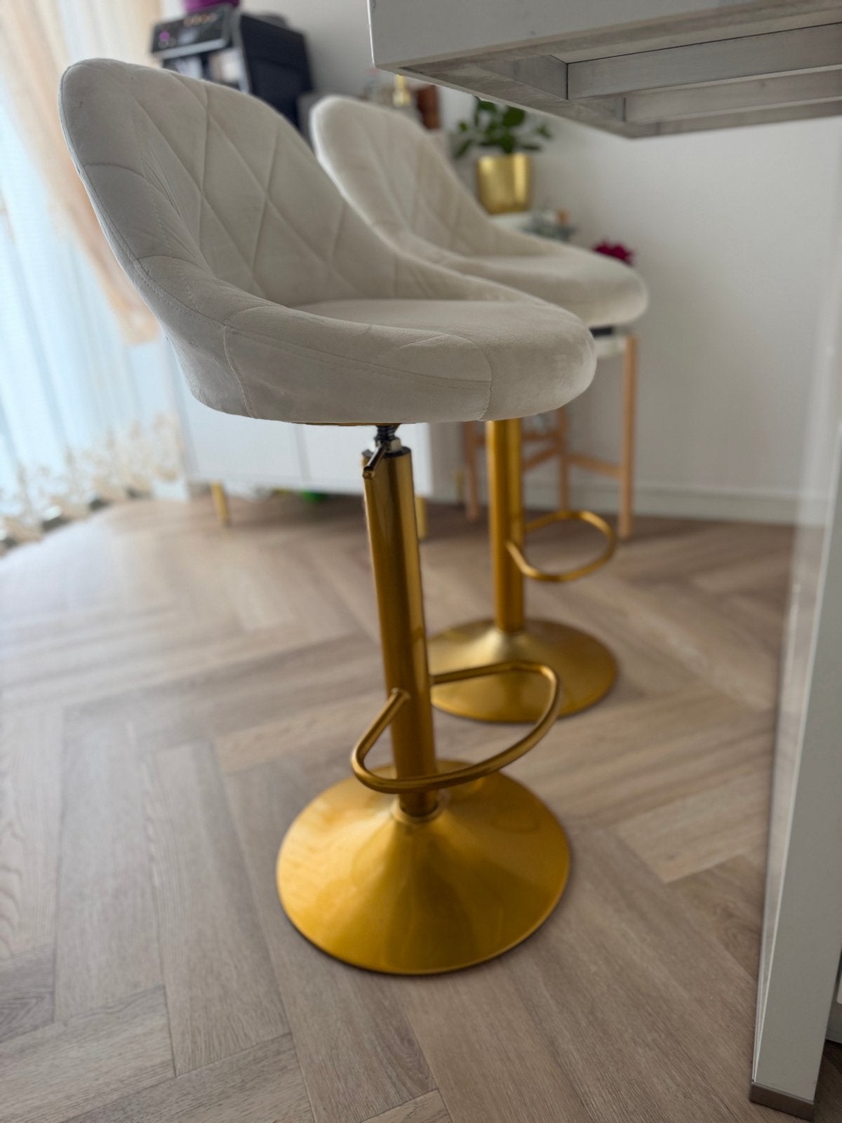 2 barkrukken beige met goude poten, Ophalen, In hoogte verstelbaar, Zo goed als nieuw, 90 cm of meer