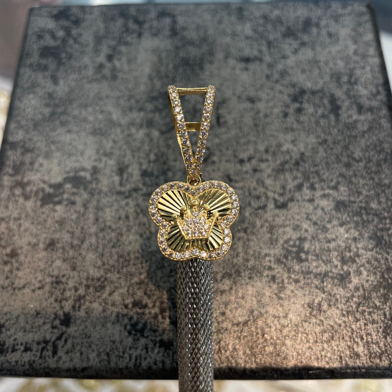18k gouden klaver met kroon hanger, Ophalen of Verzenden, Nieuw, Goud, Goud