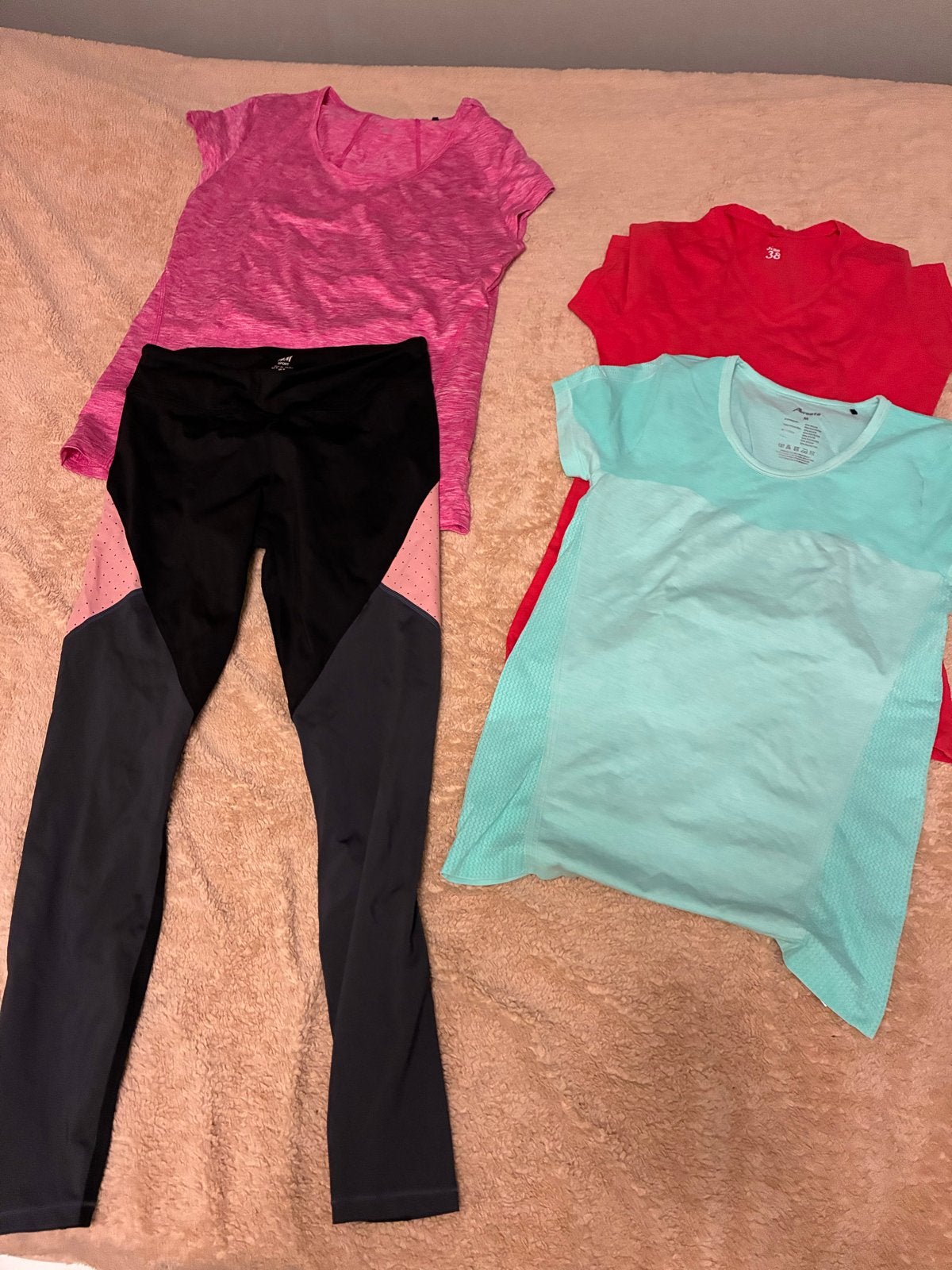 Sportkleding set: 3 shirts en 1 legging, Kleding | Dames, Maat 38/40 (M), Meerkleurig, Ophalen of Verzenden, Fitness of Aerobics