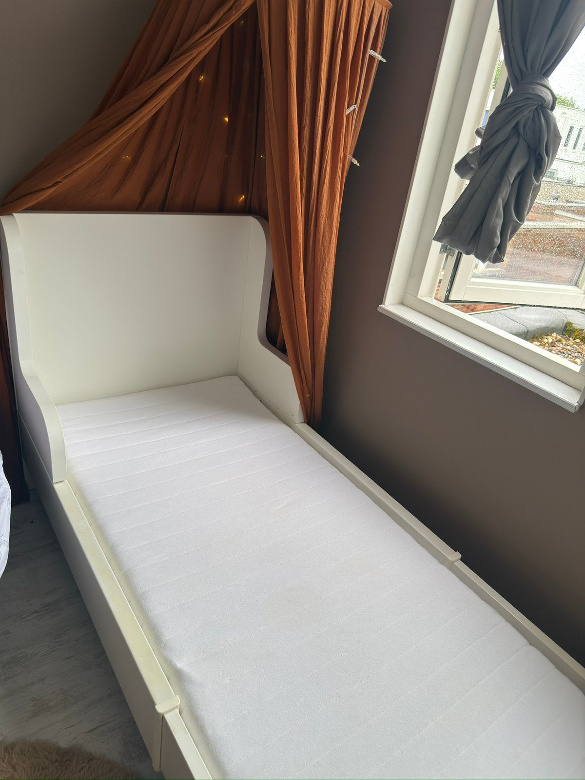 IKEA BUSUNGE Meegroeibed Wit, Ophalen, 70 tot 85 cm, Zo goed als nieuw, Lattenbodem