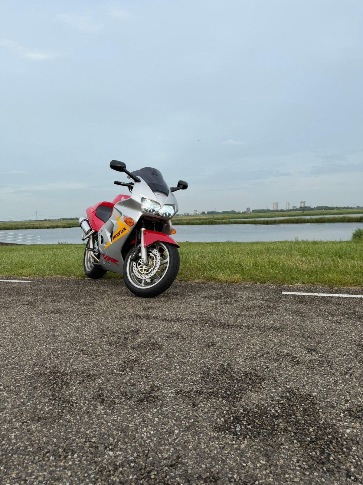Honda VFR 800fi- Goed onderhouden, Sportuitlaat, 4 cilinders, Motorrijbewijs A, Gebruikt