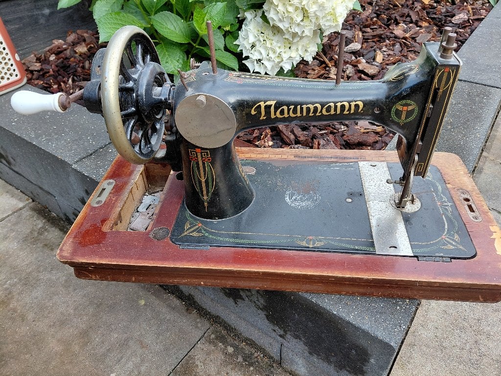 Hand naaimachine, Ophalen