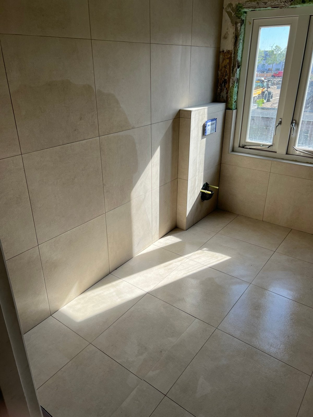 Tegelzetter badkamer betegeld canaf900€ invl lijm en voeg