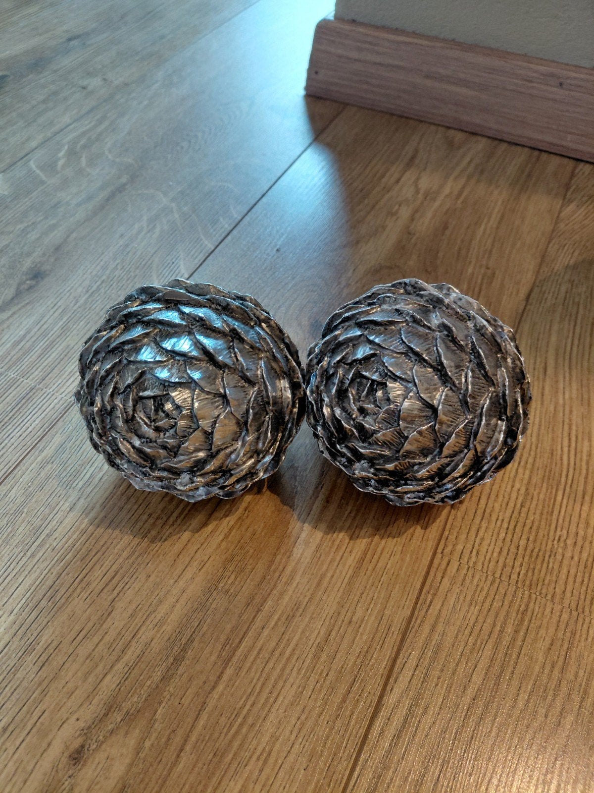 2 Zilverkleurige Decoratieve Dennenappels/Artisjokken, Huis en Inrichting, Ophalen of Verzenden, Zo goed als nieuw, Zilver, Metaal