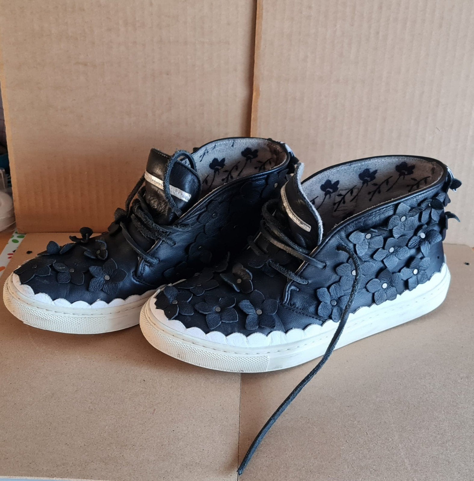 Hele gave Floris van Bommel schoenen. Zwart met bloemen, Zwart, Floris van Bommel, Ophalen of Verzenden, Sneakers of Gympen
