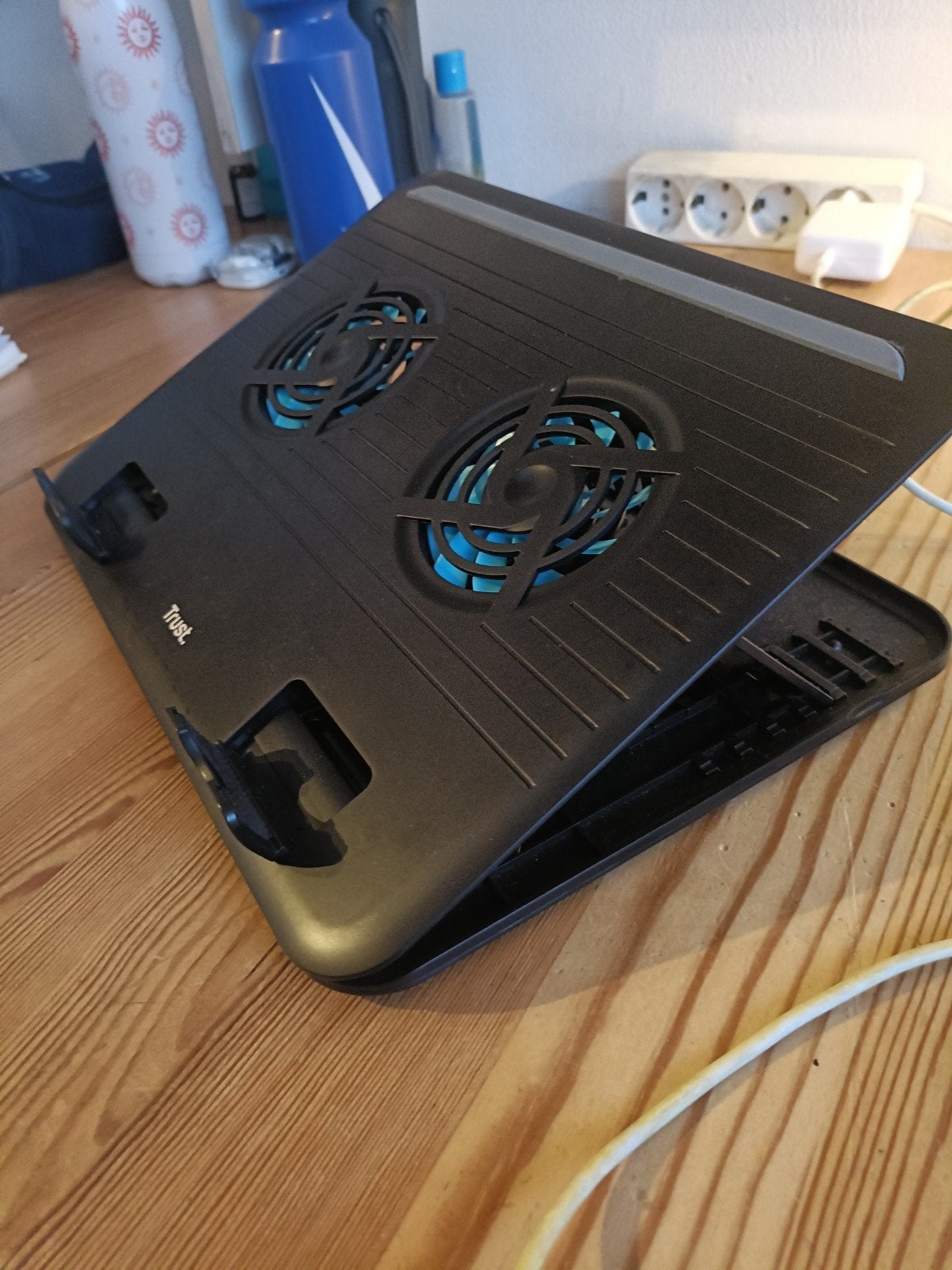 Trust Laptop Koeler met 2 Fans - Verstelbaar, Computers en Software, Ophalen of Verzenden, Gebruikt, Trust, In hoogte verstelbaar