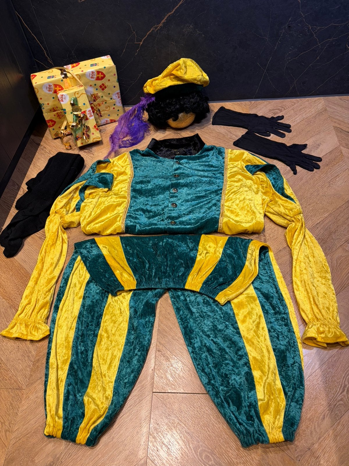 Pietenpak maat m geel groen sinterklaas zwarte piet, Ophalen of Verzenden, Zo goed als nieuw