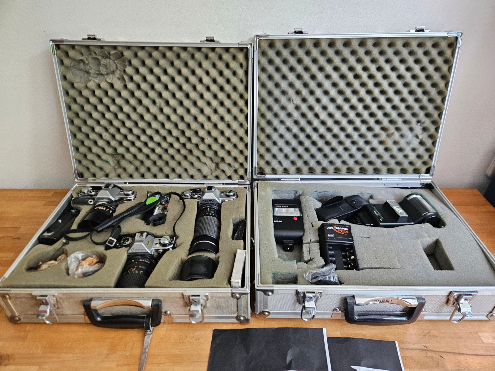 3x Canon AE-1 met lenzen, flitsers en boekjes in koffers, Ophalen of Verzenden