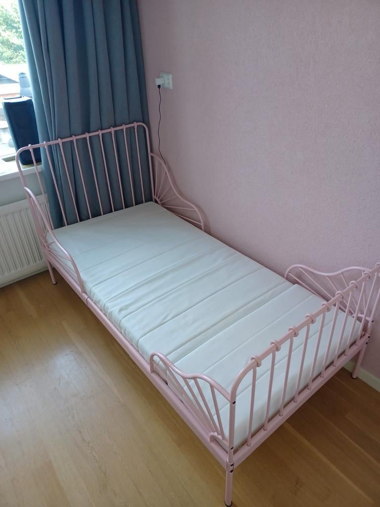 Roze meegroei bed, Kinderen en Baby's, Kinderkamer | Bedden, Ophalen, 70 tot 85 cm, Zo goed als nieuw, Lattenbodem