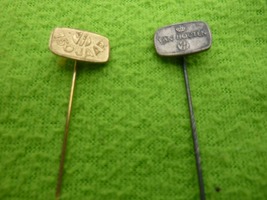 Vintage speldjes Van Houten en Van Houten 150 Jaar, Ophalen of Verzenden, Gebruikt, Merk, Speldje of Pin