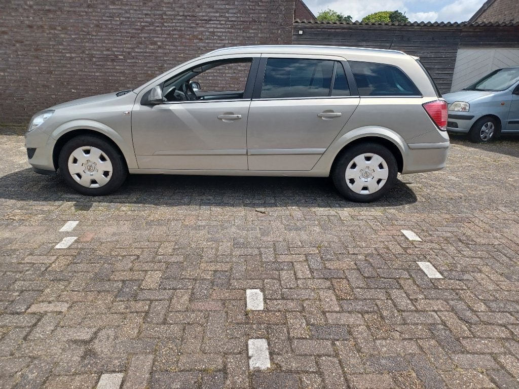 Opel Astra 1.6 16V 85KW St.wgn. 2010 Beige, Auto's, Opel, Voorwielaandrijving, 15 km/l, Trekhaak, Beige