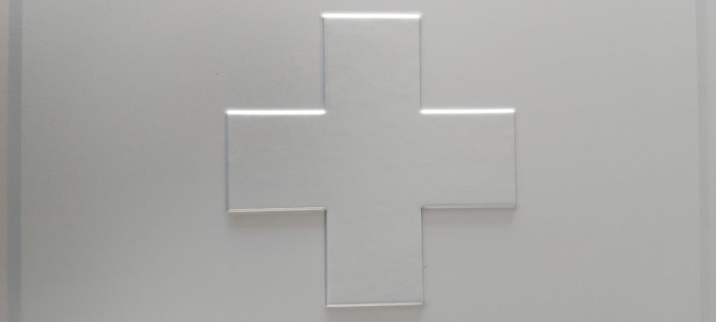 Witte medicijnkast met kruis - Zo goed als nieuw, Ophalen of Verzenden, Zo goed als nieuw