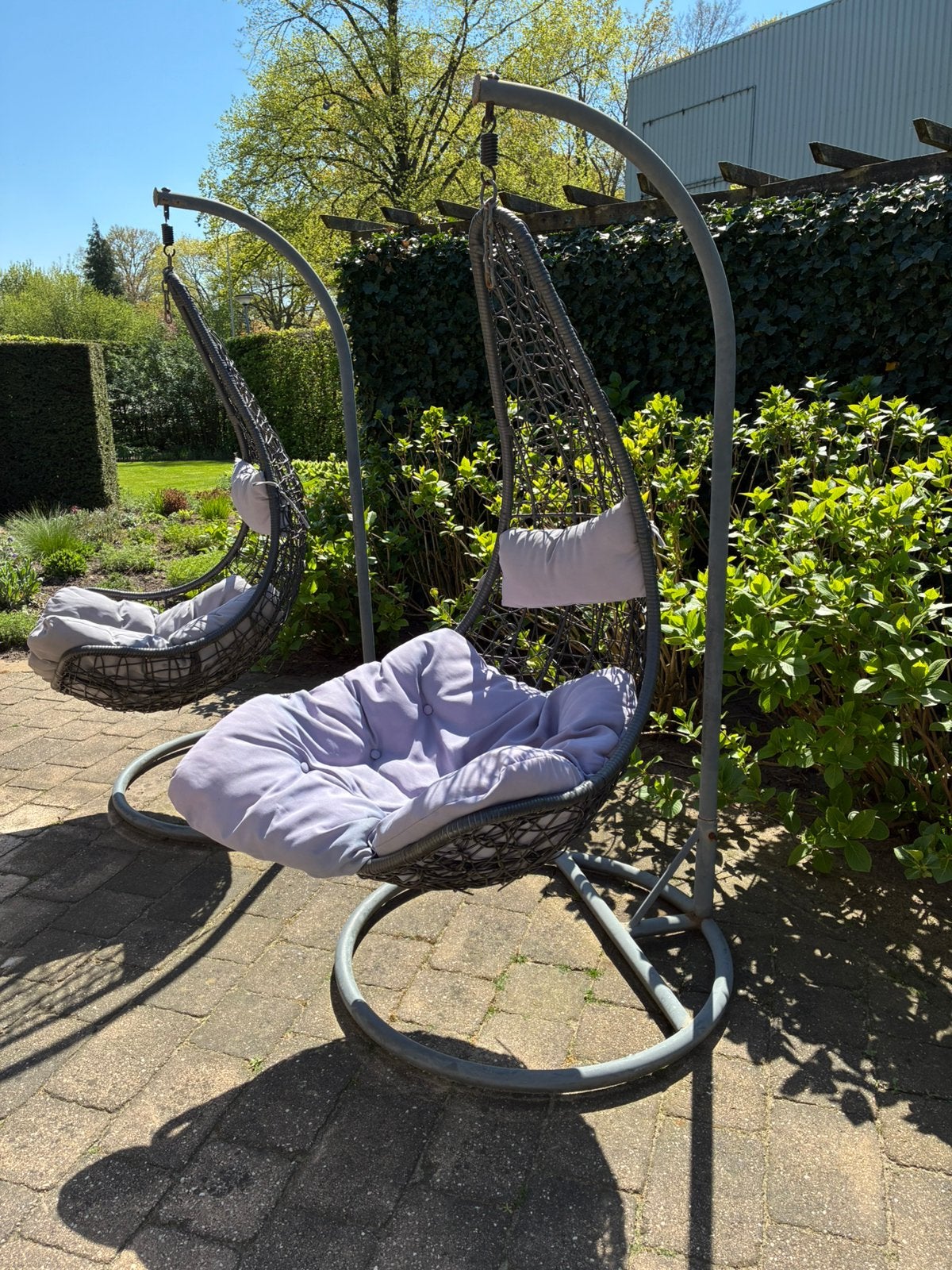 Twee hangstoelen, Ophalen, Zo goed als nieuw