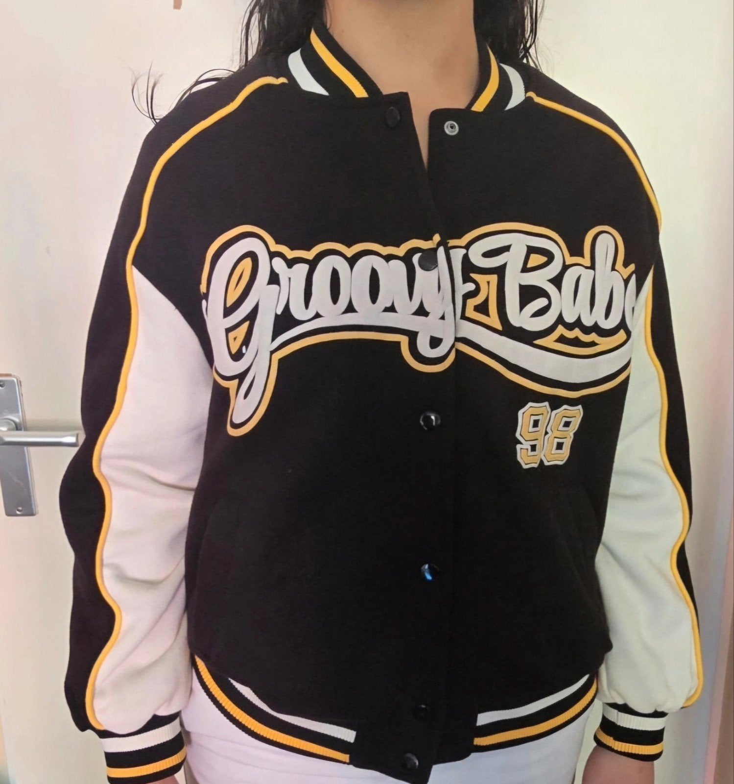 Stijlvol varsity jack 'Groovy Baby' - Zwart/Wit/Geel, Kleding | Dames, Zwart, Nieuw, Ophalen of Verzenden, Onbekend