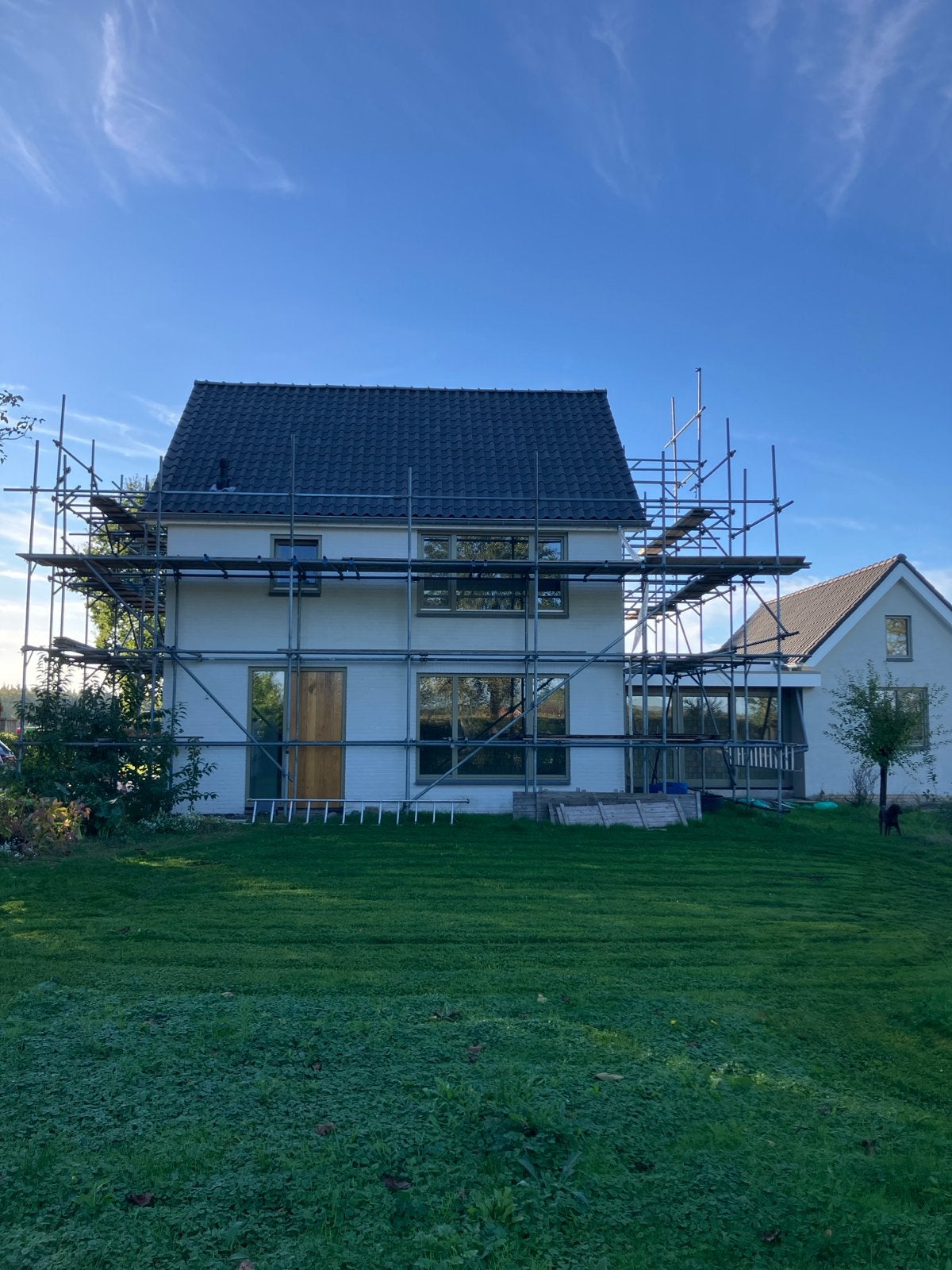 Steiger met H-jukken, bokken, planken, koppelingen en buizen, Ophalen, Gebruikt, Gevelsteiger, 5 meter of hoger