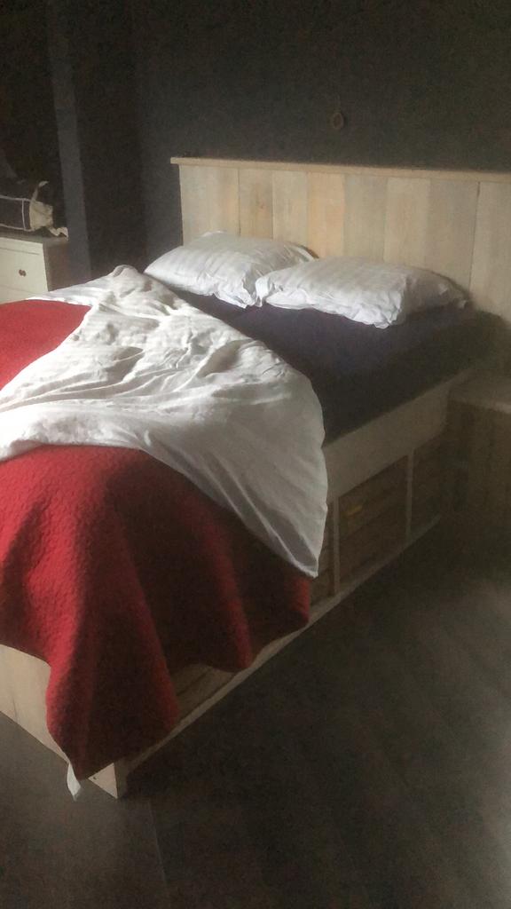Leuk twee persoonsbed steigerhout met kistjes eronder 250,00, Tweepersoons, Ophalen of Verzenden, Zo goed als nieuw, 160 cm