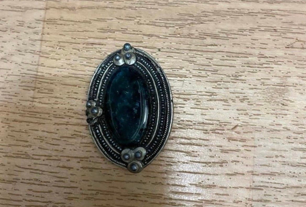 Vintage Broche met Groene Steen - Elegant en Tijdloos, Sieraden, Tassen en Uiterlijk, Broches, 4 tot 7 cm, Gebruikt, Ophalen of Verzenden