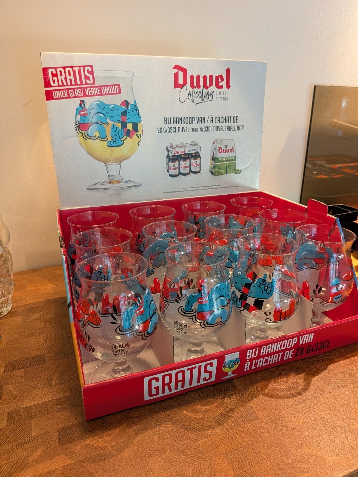 12 Duvel glazen in display - Limited Edition Nina Vandeweghe, Verzamelen, Biermerken, Ophalen of Verzenden, Nieuw, Glas of Glazen